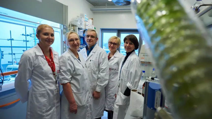 Zespół polskich naukowców z Katedry Chemii Biomedycznej Uniwersytetu Gdańskiego, od lewej: dr Maria Smużyńska, dr Regina Kasprzykowska, prof. Franciszek Kasprzykowski, dr hab. Sylwia Rodziewicz-Motowidło i dr hab. Elżbieta Jankowska w laboratorum katedry na UG w Gdańsku. Fot. PAP/ Adam Warżawa 20.01.2015 