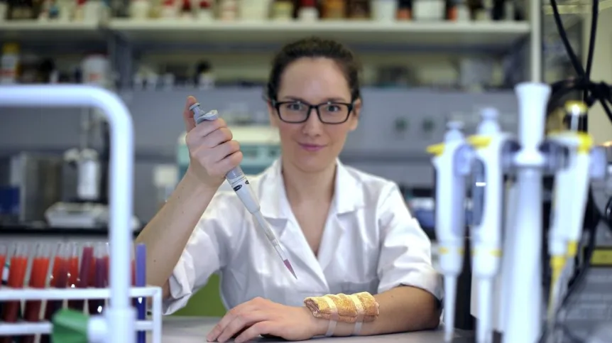 Antybakteryjny opatrunek z nanokompozytami złota prezentuje dr Katarzyna Wybrańska z Instytutu Chemii Fizycznej Polskiej Akademii Nauk (IChF PAN) w Warszawie. Źródło: IChF PAN, Grzegorz Krzyżewski