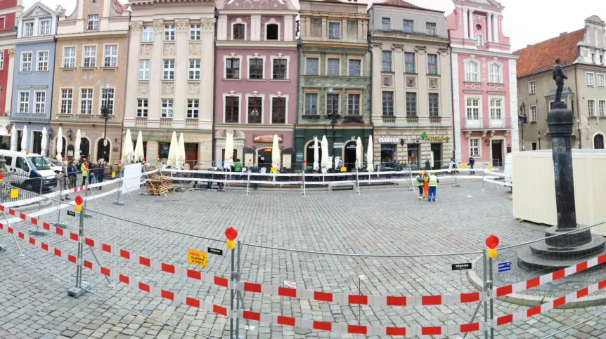 Pierwszy wykop archeologiczny znajduje się przed zabytkowym Ratuszem. Fot. mat. prasowe