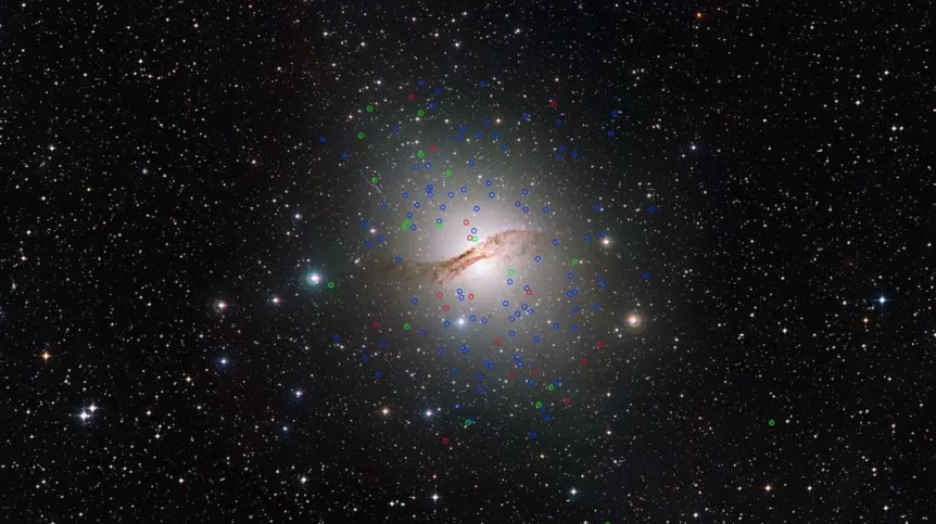 Galaktyka eliptyczna Centaurus A (NGC 5218). Zaznaczono gromady zbadane za pomocą teleskopu VLT. Niebieskim kolorem oznaczono normalne gromady kuliste, zielonym gromady o własnościach zbliżonych do galaktyk karłowatych, a czerwonym „ciemne gromady kuliste”. Źródło: ESO/Digitized Sky Survey. Acknowledgement: Davide de Martin.