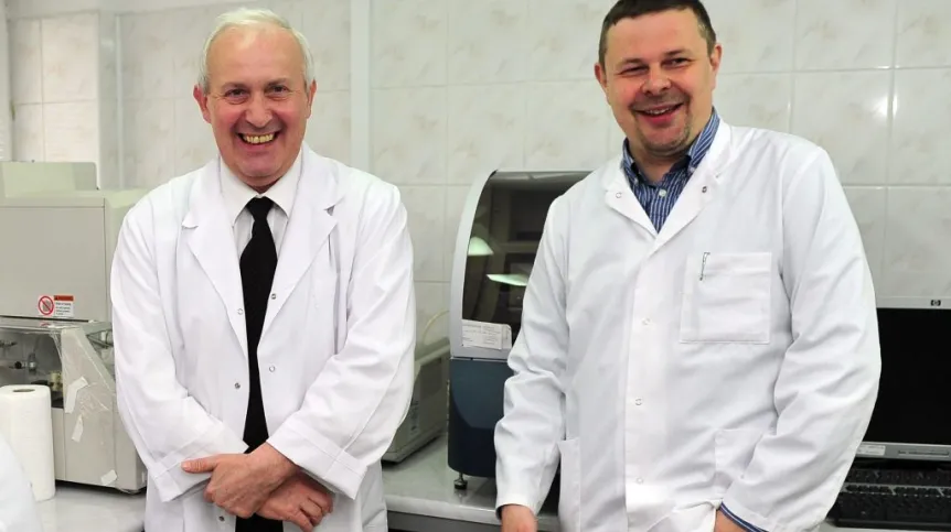 Profesor Jan Lubiński (L) i profesor Cezary Cybulski (P) z Zakładu Genetyki i Patomorfologii Pomorskiego Uniwersytetu Medycznego w Szczecinie. Fot. PAP/ Marcin Bielecki 27.04.2015