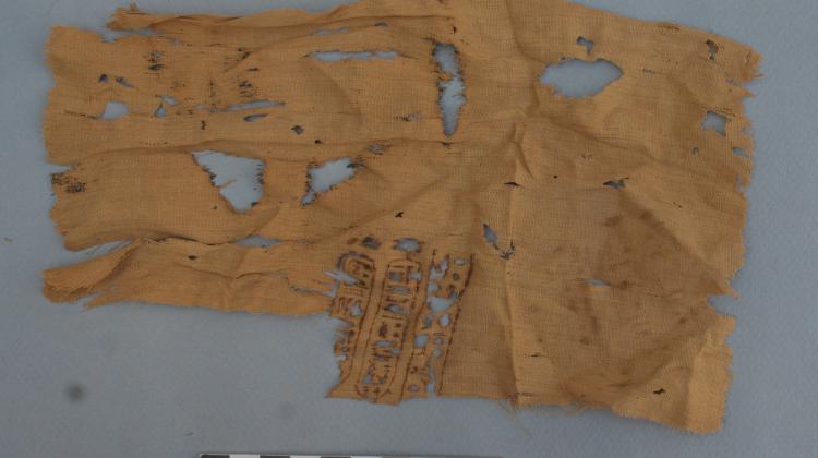 Najcenniejsze tegoroczne odkrycie Polaków w Szejch Abd el-Gurna - fragment velum z imionami Ptolemeusza XII. Fot. A. Ćwiek