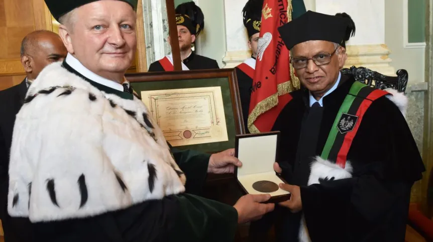 Twórca Infosys, jednej z największych firm informatycznych na świecie, Narayana Murthy (P) odbiera z rąk rektora AGH prof. Tadeusza Słomki (L) tytuł doktora honoris causa Akademii Górniczo-Hutniczej im. Stanisława Staszica w Krakowie. Fot. PAP/ Jacek Bednarczyk 08.07.2015