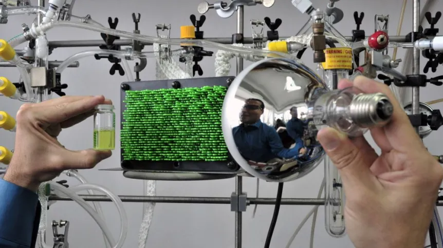 Innowacyjny, trójwymiarowy fotokatalizator, opracowany w Instytucie Chemii Fizycznej Polskiej Akademii Nauk w Warszawie i Fuzhou University w Chinach, reaguje głównie ze światłem widzialnym i aktywuje nowe wiązania chemiczne, które magazynują energię słoneczną. Model na zdjęciu przedstawia płaszczyznę grafenową (czarna płyta) pokrytą nanoprętami tlenku cynku (zielone pręty). Źródło: IChF PAN, Grzegorz Krzyżewski.