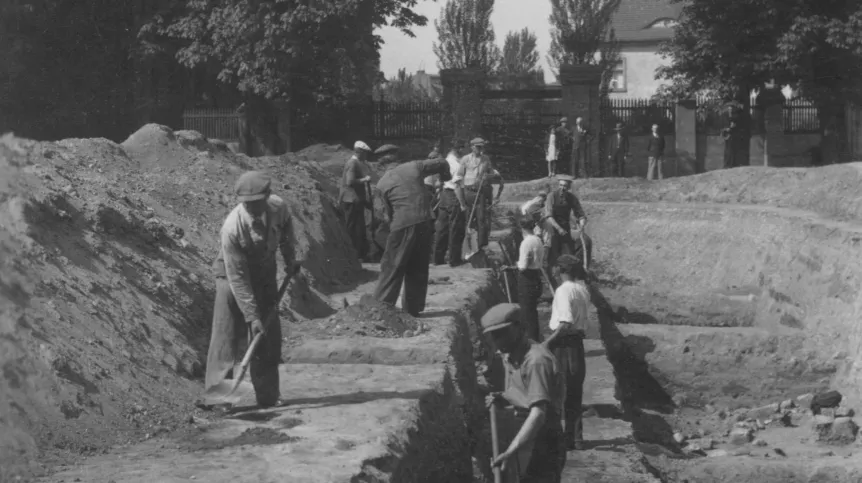 Prace wykopaliskowe na placu katedralnym 1938 r. Fot. ze zbiorów archiwalnych MAP