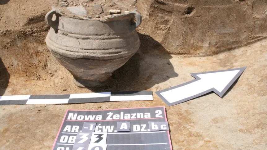 Trójuszna waza odkryta przez archeologów. Fot. Aleksandra Jarosz-Panek