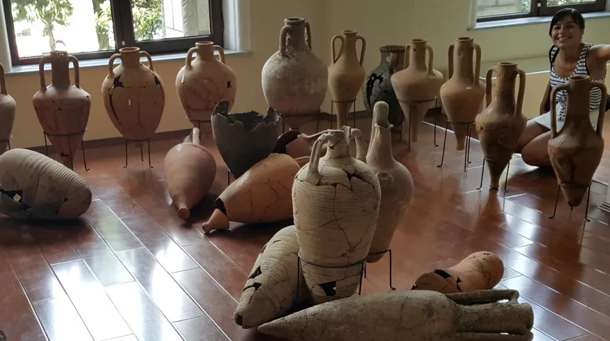 Autorka projektu w otoczeniu amfor ze wschodniej części basenu M Śródziemnego Muzeum Archeologiczne w Batumi. Fot. M. Marciniak