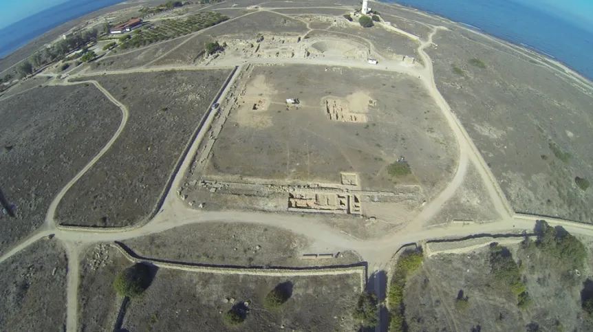 Widok Agory (widoczny też odeon i Akropol z latarnią morską) z kamery podwieszonej pod dronem, październik 2014 r. Fot. K. Hanus
