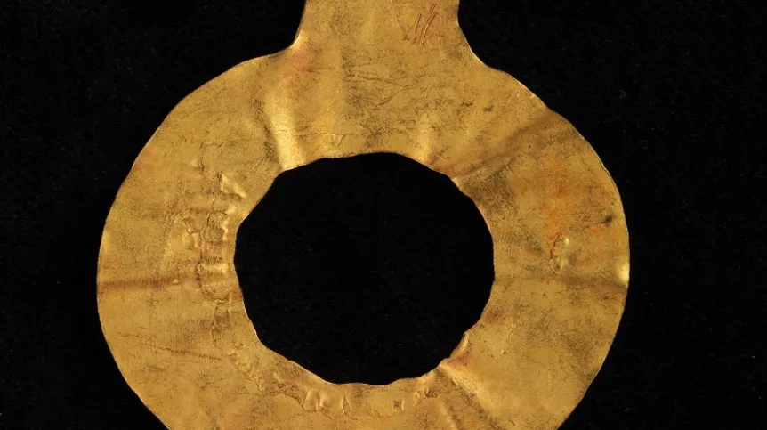 Złota zawieszka pierścieniowata; z archiwum zdjęć Muzeum Archeologicznego w Salonikach.