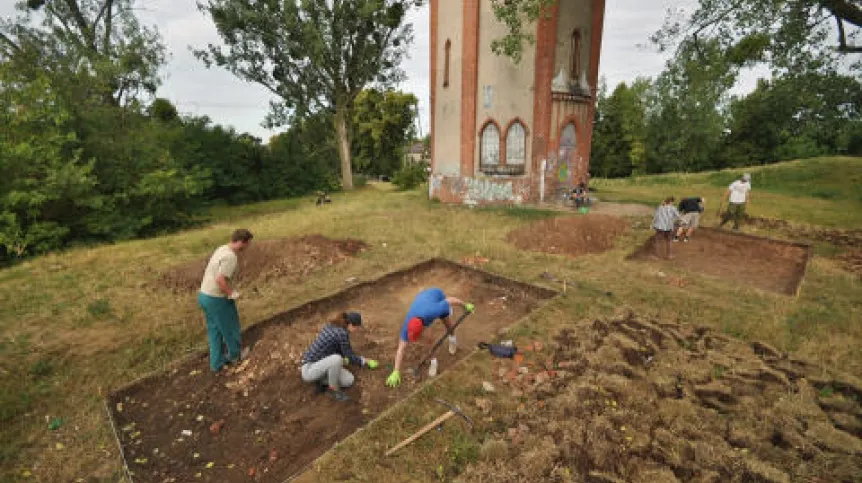 Widok ogólny wykopów ekplorowanych we wschodniej części domu konwentu. Fot. B. Wasik