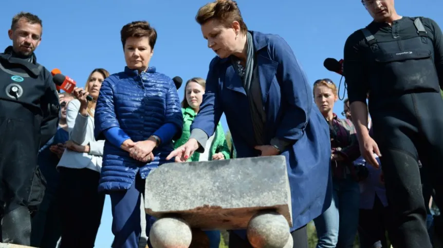 Minister kultury Małgorzata Omilanowska (C-P) i prezydent Warszawy Hanna Gronkiewicz-Waltz (C-L) odwiedziły miejsce pracy archeologów na 517 km Wisły. Podczas badań archeologicznych brzegów stołecznej Wisły, prowadzonych w związku z niskim stanem wody, odnaleziono m.in. zabytki z XVII w. pochodzące z zatopionej w Wiśle szkuty. Fot. PAP/ Jacek Turczyk 03.09.2015