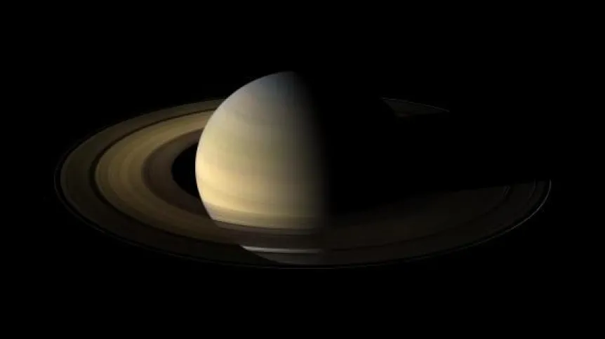 Planeta Saturn sfotografowana przez sondę Cassini w 2009 roku w trakcie równonocy. Źródło: NASA/JPL/Space Science Institute.
