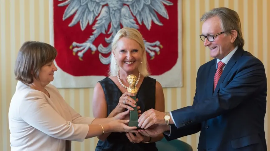 Prezydent Towarzystwa im. Hipolita Cegielskiego dr Marian Król (P) i wicewojewoda wielkopolski Dorota Kinal (L) wręczają nagrodę Złotego Hipolita wybitnej transplantolog prof. Marii Siemionow (C). Fot. PAP/ Jakub Kaczmarczyk 04.09.2015