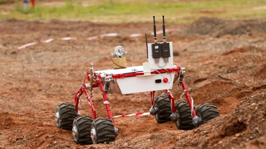 Łazik Next z Białegostoku podczas zawodów. Europejskie Zawody Łazików Marsjańskich - European Rover Challenge 2015 odbywają się 5 i 6 bm. w Regionalnym Centrum Naukowo-Technologicznym w Podzamczu koło Chęcin. Fot. PAP/ Michał Walczak 05.09.2015