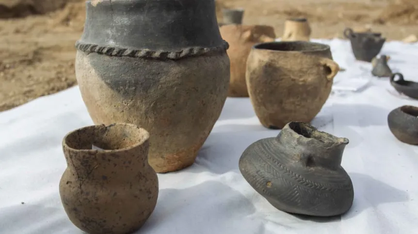 Cmentarzysko z epoki brązu na ziemiach polskich odkryli archeolodzy w okolicy miejscowości Dunino. Fot. PAP/ Aleksander Koźmiński 10.09.2015