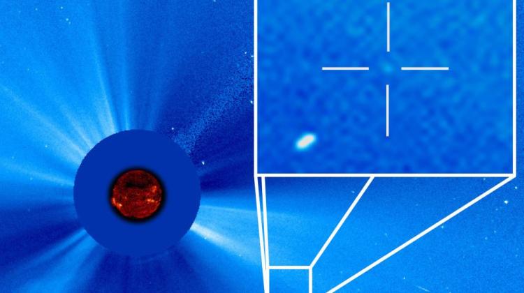 Kropka pokazana na powiększeniu to kometa zmierzająca w kierunku Słońca, trzytysięczna na liście odkryć dokonanych przy pomocy obserwatorium kosmicznego SOHO. Niniejszez zdjęcie wykonano 14.09.2015 r., a kometę odkryto dzień wcześniej. Źródło: ESA/NASA/SOHO. 