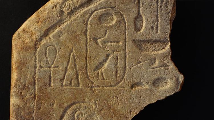 Fragment steli z kartuszem Amenemhata IV, ostatniego faraona XII Dynastii egipskiej. Foto K. Braulińska, Berenike Project, CAŚ UW