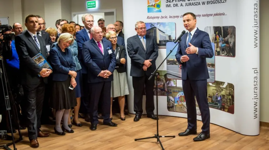 Prezydent Andrzej Duda (P) podczas uroczystości otwarcia nowej inwestycji zrealizowanej przez Collegium Medicum UMK dla Szpitala Uniwersyteckiego nr 1 w Bydgoszczy im. dr. Antoniego Jurasza. Fot. PAP/ Tytus Żmijewski 15.10.2015