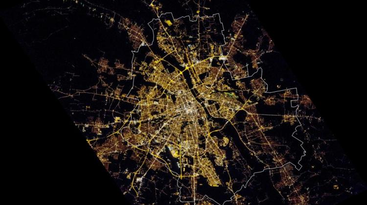 Zdjęcie nocnych świateł Warszawy wykonane 8 października 2015 roku z pokładu Międzynarodowej Stacji Kosmicznej. Fot. Zespół Obserwacji Ziemi/CBK PAN/NASA JSC 