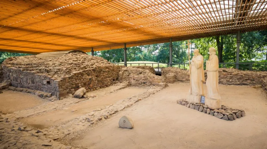 Rzeźby przedstawiające Mieszka I i Dobrawę w Muzeum Pierwszych Piastów na Ostrowie Lednickim. Fot. PAP/ Marek Zakrzewski 21.08.2015