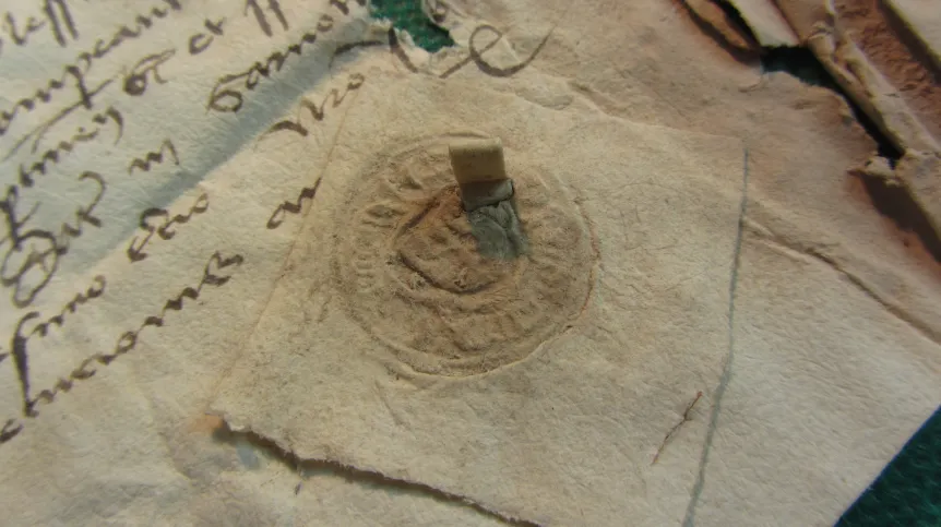 Fragment dokumentu Łaskarza z Sarnowej rektora kościoła w Broniszewie z widoczną pieczęcią duchownego przedstawiającą herb Godziemba; papier, 210x177 mm. Fot. Jakub Łukaszewski