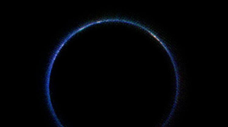 Atmosfera Plutona sfotografowana w zakresie podczerwieni przez sondę New Horizons. Obraz opracowano na podstawie danych zebranych 14.07.2015 r. Kolory są sztuczne. Źródło: NASA/JHUAPL/SwRI. 