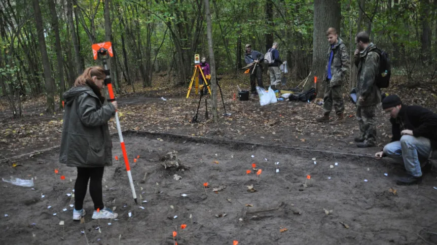 Archeolodzy dokumentują szczątki żołnierzy, które zalegają tuż pod ściółką leśną w Puszczy Bolimowskiej. Fot. A. Zalewska