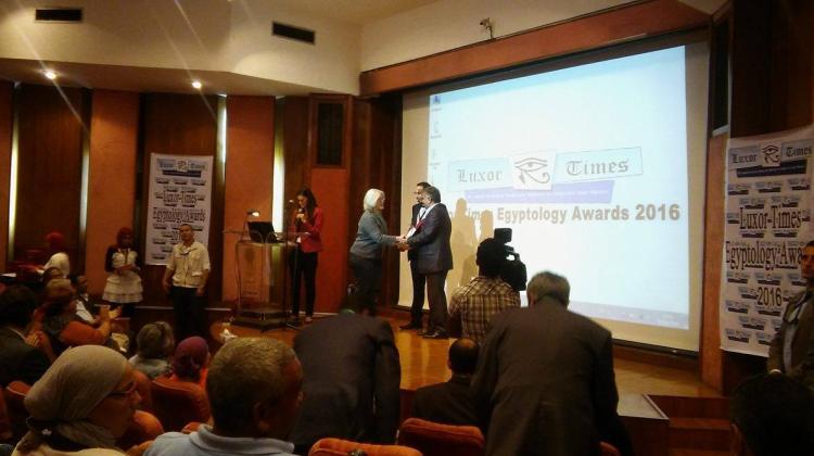 Iwona Zych odbiera nagrodę z rąk dr. Mamdouha El-Damaty, ministra starożytności Egiptu. Fot. Sylwia Buławka 