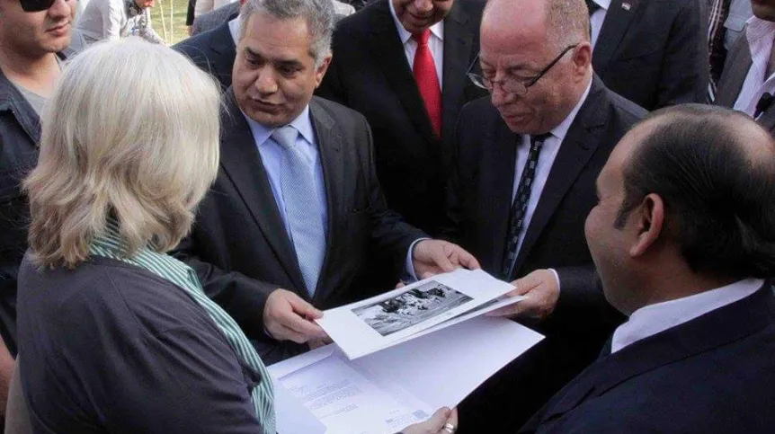 Iwona Zych (L) przekazuje archiwalne fotografie na ręce ministra starożytności Egiptu Mamdouha Eldamaty (2 L). Fot. dzięki uprzejmości Hosama Aboud El-Din