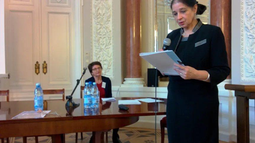 Przemawia prof. Anna Gruszczyńska-Ziółkowska, po lewej siedzi prof. Sławomira Żerańska-Kominek - dyrektor IM UW. Fot. S. Zdziebłowski