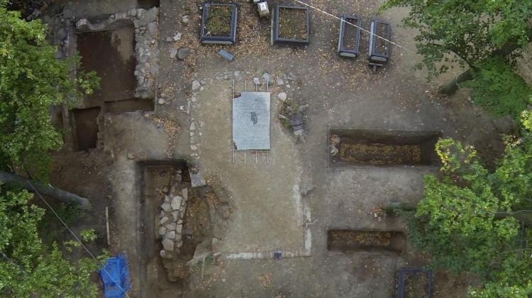 Obszar wykopalisk prowadzonych na cmentarzu w Nowym Monasterzysku w 2015 r. Zdjęcie wykonane z drona, fot. W. Kulczykowski 