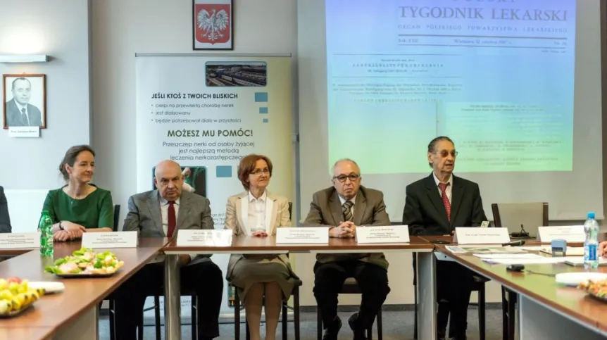 Dr Dorota Kamińska (L), prof. Piotr Szyber (2L), prof. Maria Boratyńska (C), prof. Marian Klinger (2P) oraz prof. Tomasz Szepietowski (P) podczas konferencji prasowej nt. rodzinnych przeszczepów nerki, zorganizowanej w Uniwersyteckim Szpitalu Klinicznym we Wrocławiu, w 50. rocznicę wykonania pierwszego polskiego przeszczepu we Wrocławiu. Fot. PAP/Maciej Kulczyński 30.03.2016