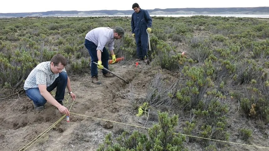 Prace ziemne w okolicy Rio Gallegos przy instalacji pod powierzchnią ziemi anten magnetycznych stacji Patagonia. Źródło: Michał Ostrowski