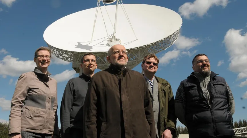 Pełen skład zespołu badawczego (od lewej): dr Anna Bartkiewicz, mgr Mateusz Olech, prof. dr hab. Marian Szymczak, dr Paweł Wolak, dr Marcin Gawroński - wszyscy z Centrum Astronomii UMK. Fot. Krzysztof Bartkiewicz (Centrum Astronomii UMK).