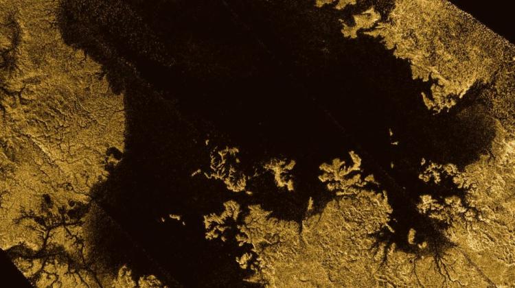 Ligeia Mare w sztucznych barwach. Zdjęcie wykonane przez sondę Cassini. Obszar pokrywa 420 x 350 km. Źródło: NASA/JPL-Caltech/ASI/Cornell.
