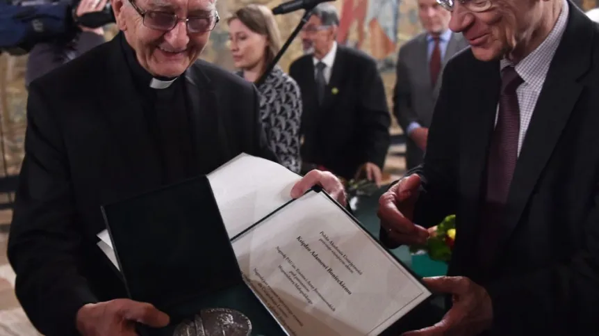 Ks. Adam Boniecki (L) odbiera nagrodę z rąk prezesa Polskiej Akademii Umiejętności prof. Andrzeja Białasa (P). Fot. PAP/Jacek Bednarczyk 09.05.2016