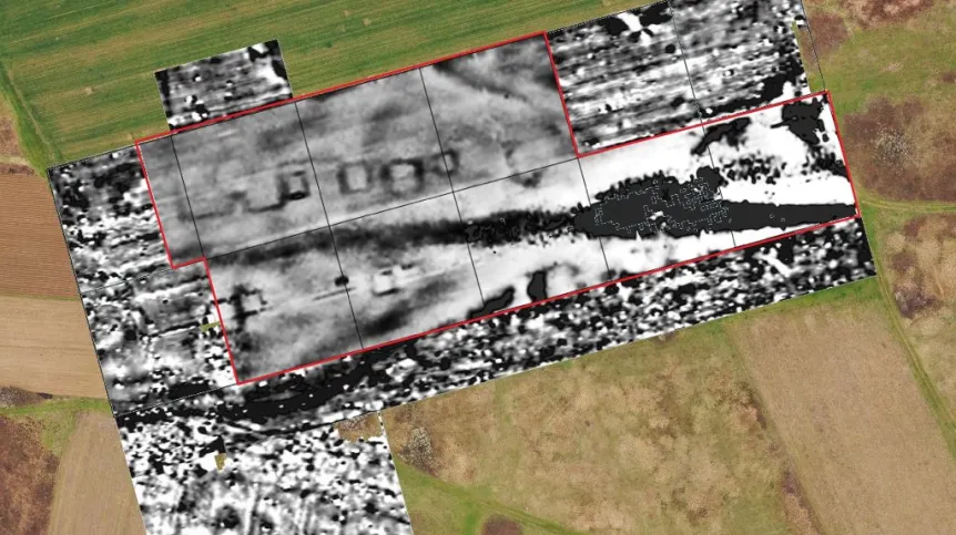 Wyniki badań elektrooporowych nałożone na zeszłoroczne pomiary magnetyczne oraz ortofotomapę z drona. Wyraźnie widoczne anomalie pochodzą od struktur zalegajacych nie głębiej niż 0,75 cm pod powierzchnią gruntu, oprac. M. Pisz 