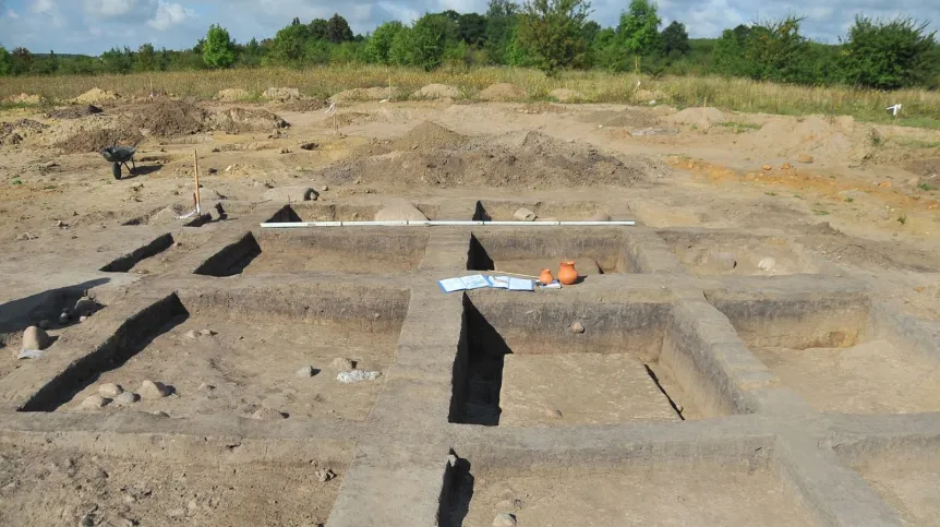 Prace archeologiczne w Stobnie. Fot. PAP/ Marcin Bielecki 28.08.2017