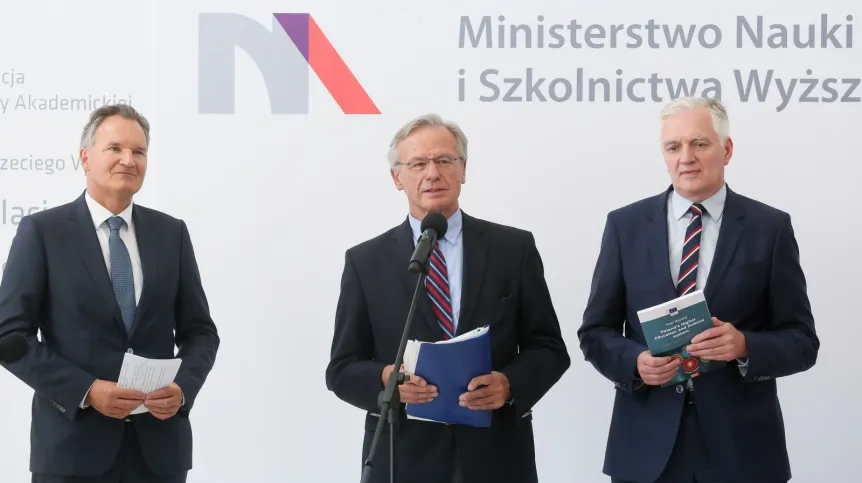 Minister nauki i szkolnictwa wyższego Jarosław Gowin (P), dyrektor generalny Komisji Europejskiej odpowiedzialny za badania i innowacje Robert-Jan Smits (L) i przewodniczący panelu ekspertów Georg Winckler (C) podczas briefingu prasowego nt. raportu Komisji Europejskiej przygotowanego w ramach instrumentu Policy Support Facility. Fot. PAP/ Paweł Supernak 13.09.2017