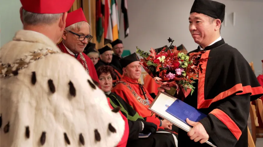 Prorektor ds. zadań uczelni medycznej, profesor Wojciech Maksymowicz (L) i neurochirurg, prof. Isao Morita (P) podczas uroczystości nadania mu tytułu Honorowego Profesora UWM, w trakcie inauguracji roku akademickiego Collegium Medicum Uniwersytetu Warmińsko-Mazurskiego. Fot. PAP/Tomasz Waszczuk 03.10.2017