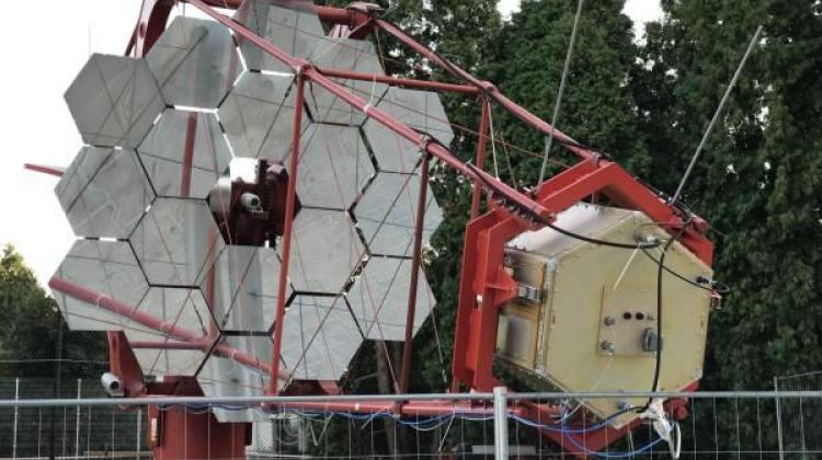 Widok teleskopu SST-1M z zainstalowaną kamerą. Teleskop znajduje się na stanowisku testowym w IFJ PAN w Krakowie. Źródło: CTA Polska. 