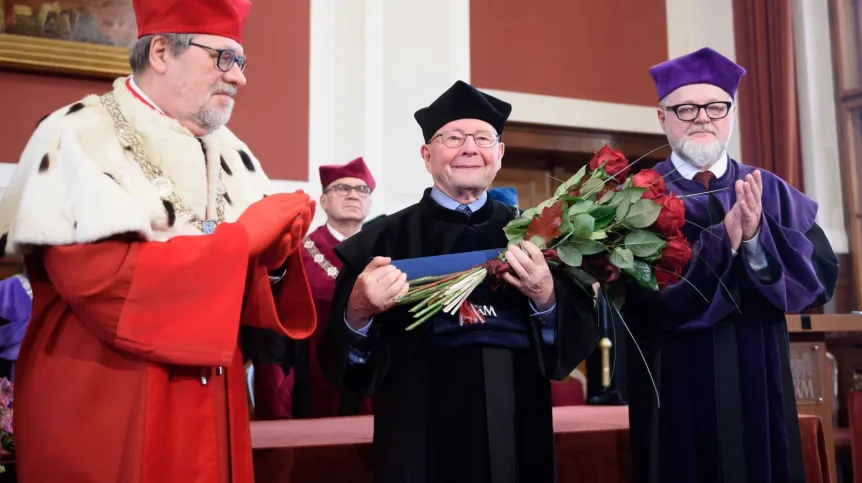 Rektor prof. UAM dr hab. Andrzej Lesicki (L), profesor Rolf Fieguth (C) i prof. dr hab. Krzysztof Trybuś (P) podczas uroczystości. Zachodnioeuropejski slawista i polonista, badacz i znawca literatury polskiej prof. Rolf Fieguth otrzymał tytuł Doktora Honoris Causa Uniwersytetu Adama Mickiewicza w Poznaniu. Fot. PAP/Jakub Kaczmarczyk 23.10.2017