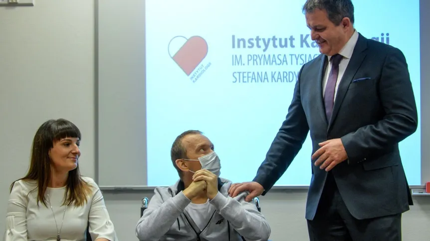 Pacjent Norbert Owczarek (C) z żoną (L) oraz zastępca kierownika Kliniki Chirurgii Ogólnej i Transplantacyjnej ze Szpitala Klinicznego Dzieciątka Jezus w Warszawie Wojciech Lisik (P) podczas briefingu prasowego, zorganizowanego w związku z przeszczepieniem serca z nerką, 31 bm. w Instytucie Kardiologii w Warszawie. Fot. PAP/Marcin Obara 31.10.2017