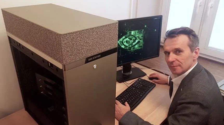 Źródło Politechnika Gdańska; Prof. Jacek Rumiński z Katedry Inżynierii Biomedycznej WETI PG z serwerem NVIDIA DGX Station