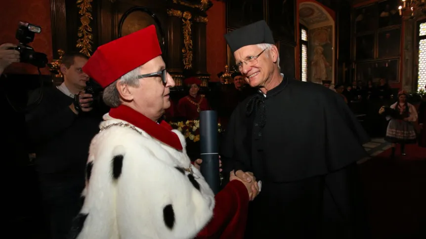 Rektor Wojciech Nowak (L) i profesor Hans-Rudolf Tinneberg (P) z Uniwersyteckiej Kliniki w Giessen podczas uroczystości nadania mu tytułu honoris causa Uniwersytetu Jagiellońskiego w Krakowie.  Fot. PAP/ Stanisław Rozpędzik 27.11.2017