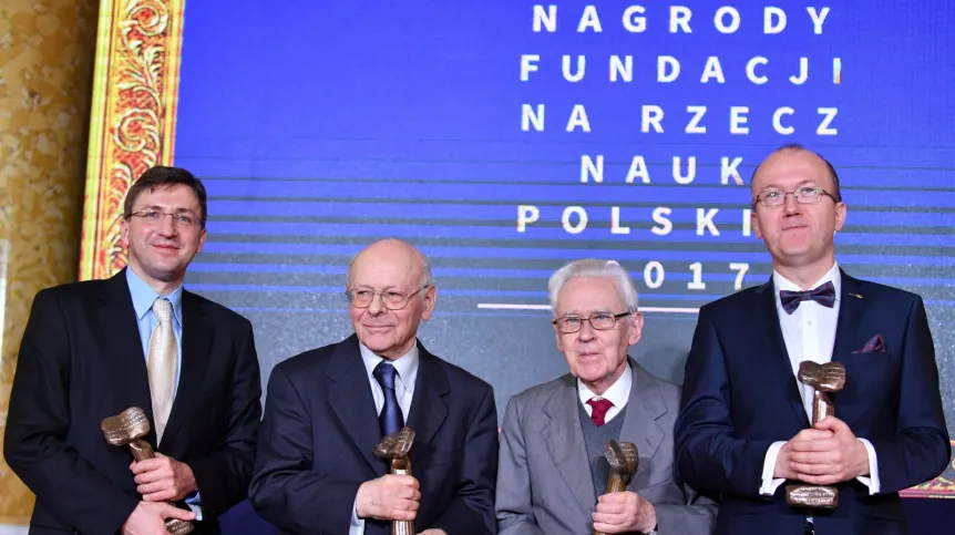 Laureaci tegorocznych nagród: prof. Piotr Trzonkowski (L), prof. Krzysztof Pomian (2L), prof. Andrzej Trautman (2P) oraz prof. Daniel Gryko (P) podczas uroczystości wręczenia Nagród Fundacji na rzecz Nauki Polskiej 2017. Fot. PAP/ Bartłomiej Zborowski 6.12.2017