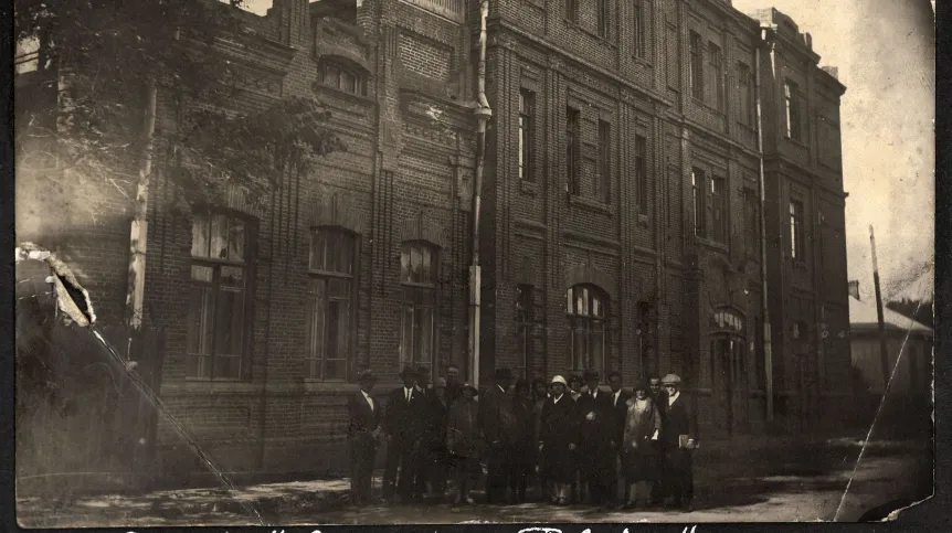 Budynek Stowarzyszenie "Gospoda Polska" przy ul. Głuchej w Harbinie. Wybudowany ze składek społeczeństwa polskiego jako spółka z udziałami w latach 1912-1914. Mieścił on scenę teatralną, szkołę podstawową, siedziby klubów i stowarzyszeń a w latach 1920-1936 mieścił na ostatnim piętrze konsulat II RP. Na zdjęciu z 1932 roku widać członków Zrzeszenia Młodzieży Polskiej.