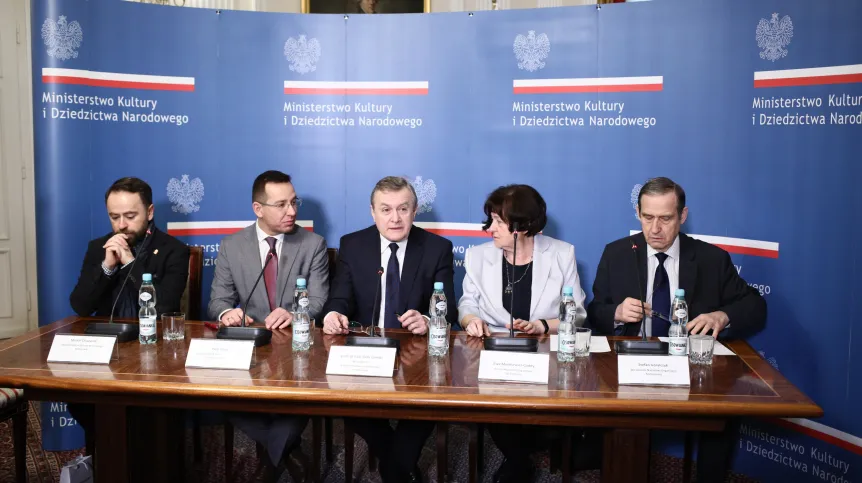 Wicepremier, minister kultury i dziedzictwa narodowego Piotr Gliński (C), zastępca prezydenta m.st. Warszawy Michał Olszewski (L), p.o. dyrektora Narodowego Muzeum Techniki w Warszawie Piotr Mady (2L) prezes Naczelnej Organizacji Technicznej Ewa Mańkiewicz-Cudny (2P) oraz wiceprezes Naczelnej Organizacji Technicznej Stefan Góralczyk (P). Fot. PAP/Leszek Szymański 22.12.2017