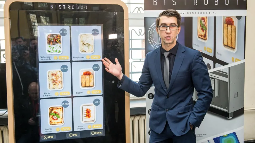 Koordynator projektu Wojciech Jopek prezentuje na Politechnice Wrocławskiej Bistrobota - automat wydający gorące posiłki. Maszyna jest dziełem firmy Food Robotics, którą założyli i współtworzą studenci i absolwenci Politechniki Wrocławskiej. Fot. PAP/Maciej Kulczyński 5.01.2018