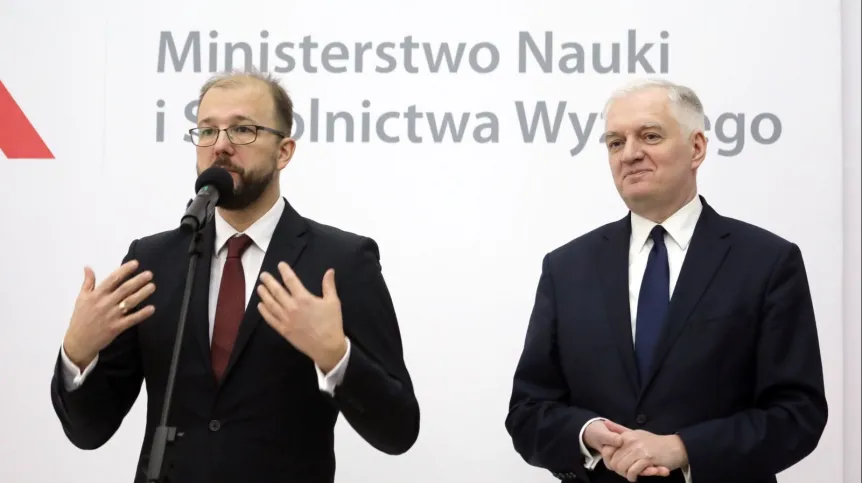 Wicepremier, minister nauki i szkolnictwa wyższego Jarosław Gowin (P) oraz podsekretarz stanu w MNiSW Piotr Dardziński (L) podczas spotkania z medalistami międzynarodowych olimpiad przedmiotowych, 10 bm. w siedzibie MNiSW w Warszawie. Fot. PAP/Tomasz Gzell 10.01.2018